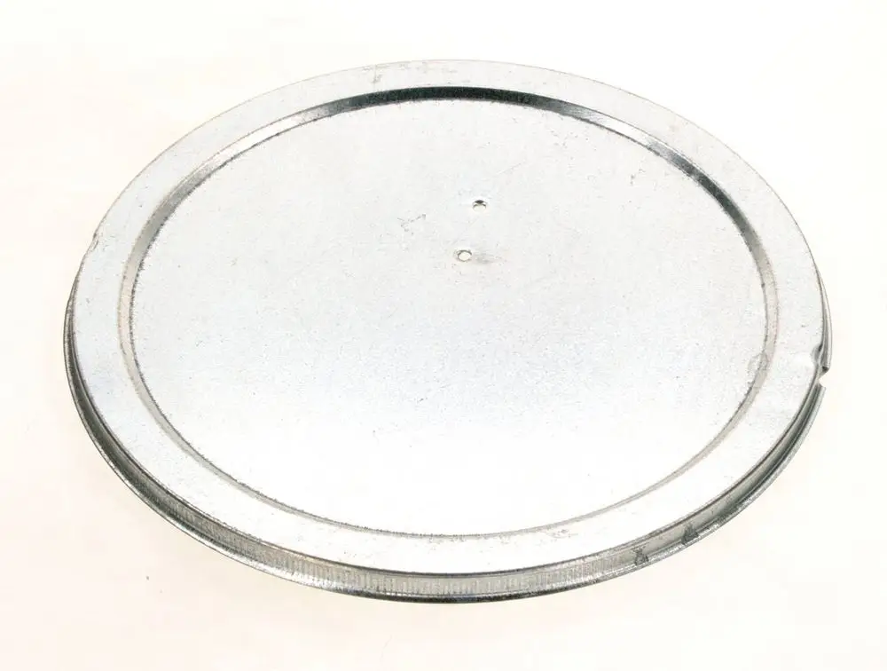 Metallene Abdeckung mit glatter Oberfläche und zwei Löchern in der Mitte, möglicherweise für einen BOSCH Kondensatsammler vorgesehen.